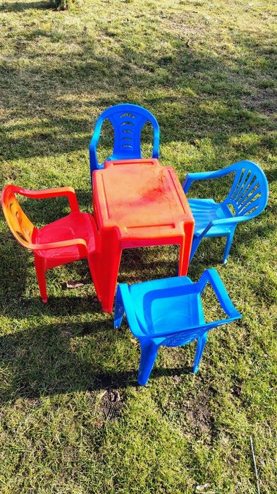 Krzesełka ogrodowe i stolik dla dzieci