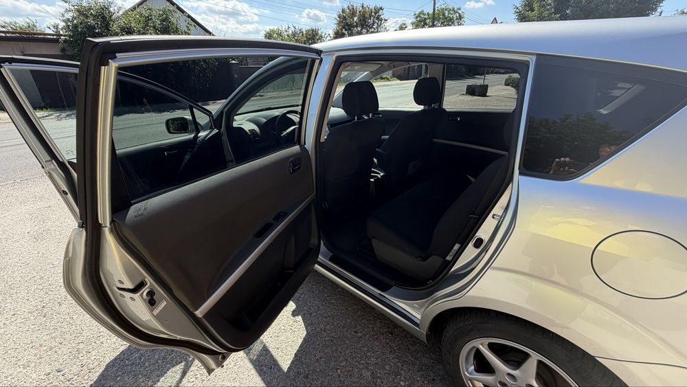 Toyota Corolla  Verso 2005