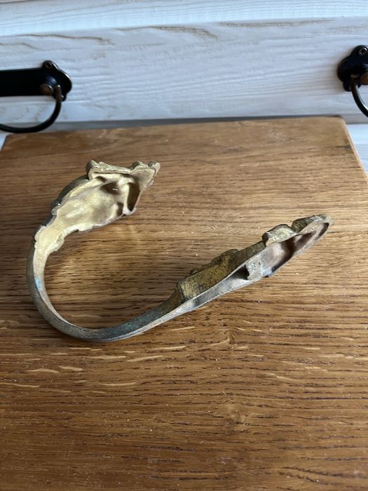 Mosiężny uchwyt ścienny w stylu rokokowym – ozdobny wspornik