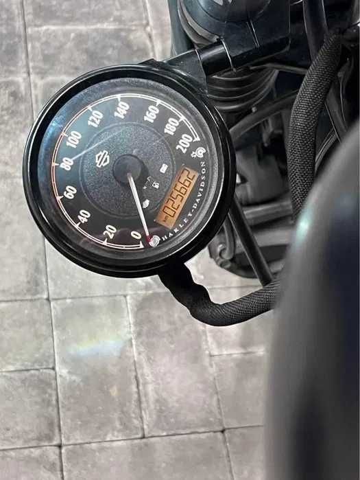 Harley-Davidson sportster iron 883