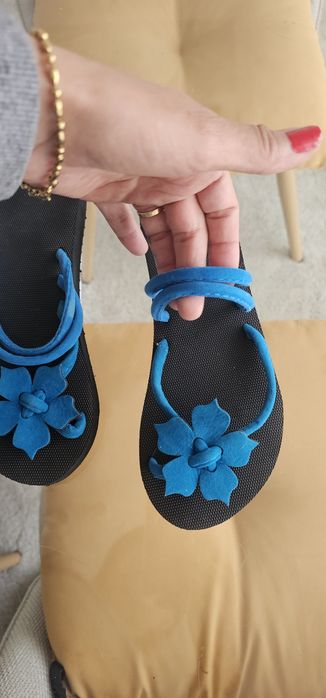 Chinelas / Sandálias Rasas Azuis com Tiras e Detalhe de Flor (Como Novas)