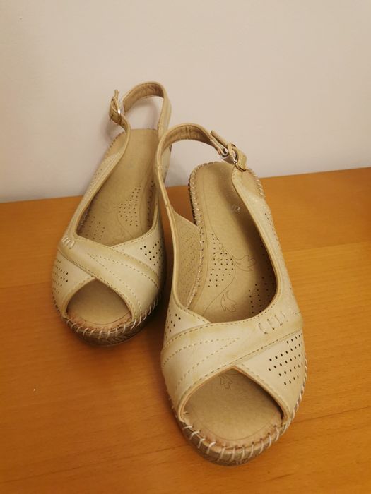 Lekkie beżowe sandałki na koturnie r. 38, jak nowe, na wiosnę, lato