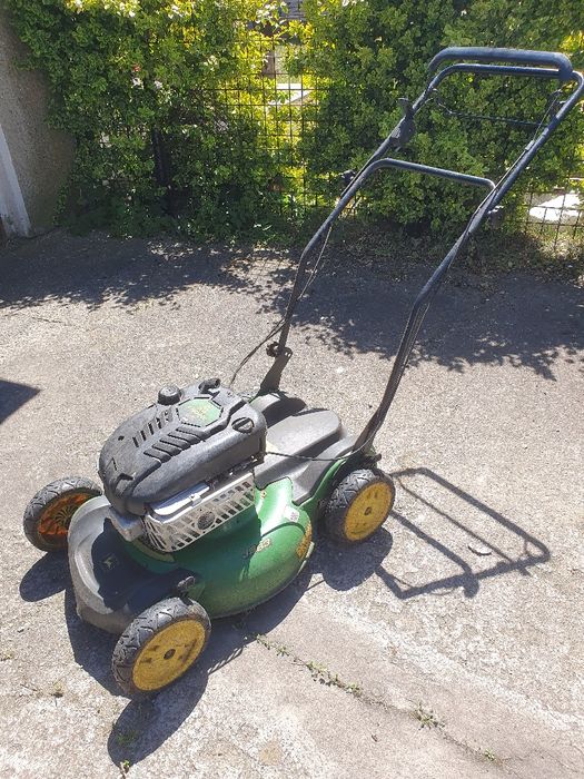 Kosiarka spalinowa z napędem John Deere JS63