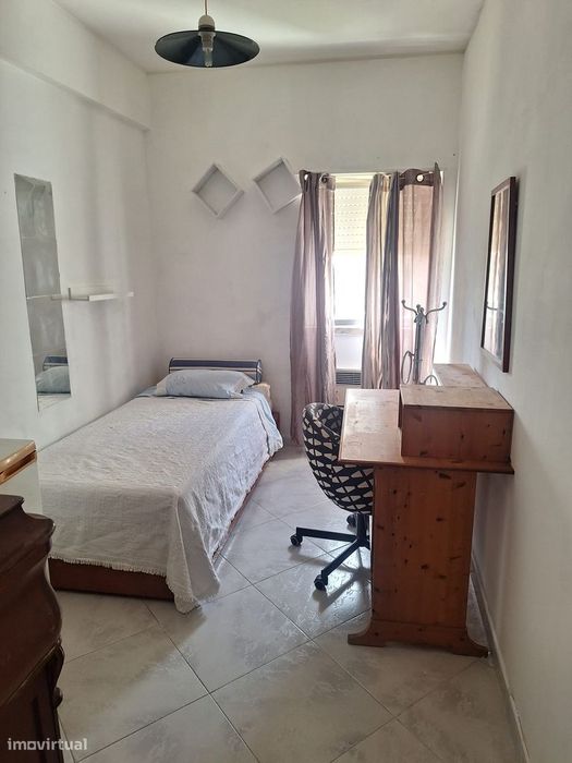 Quarto em Paço de Arcos junto à Escola Náutica