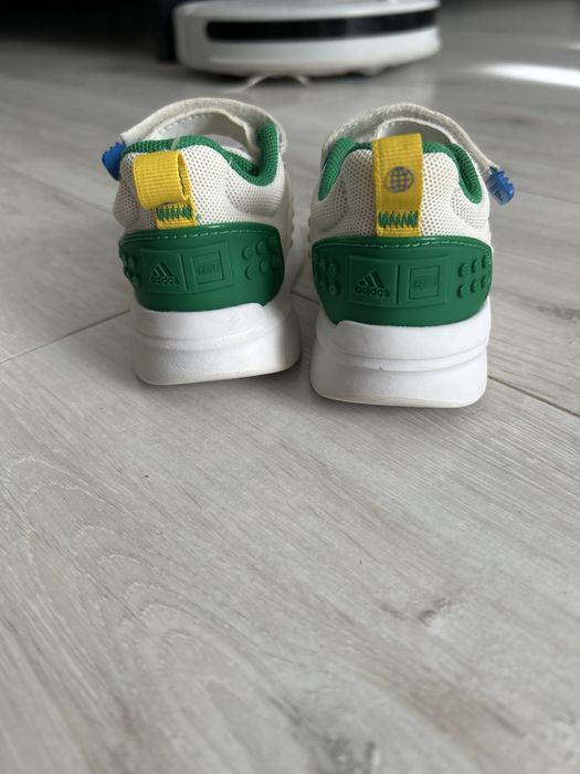 Кросівки Adidas.