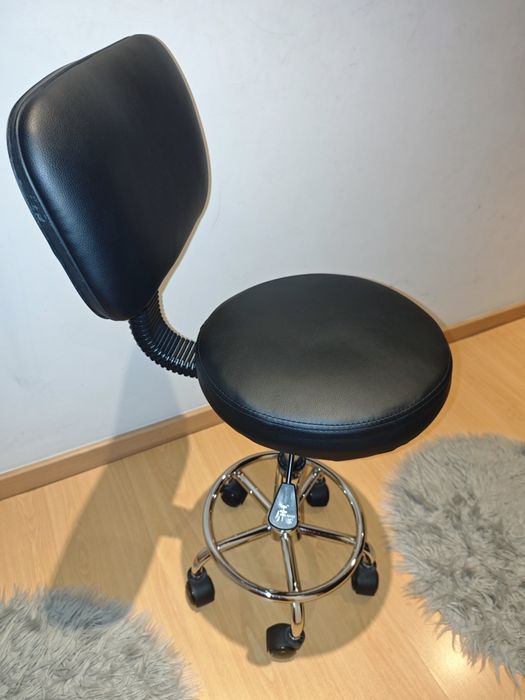 Vendo banco em pele sintética com encosto e amortecedor