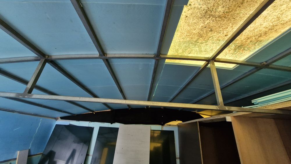 Tenda em estrutura em tubo desmontável.