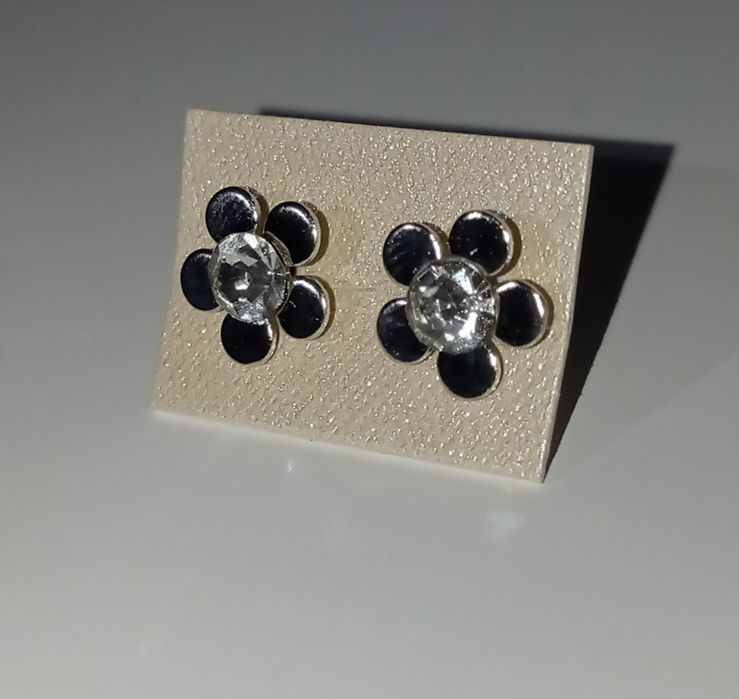 Nowe kolczyki srebrne kwiatki z diamenckiem ze stali nierdzewnej