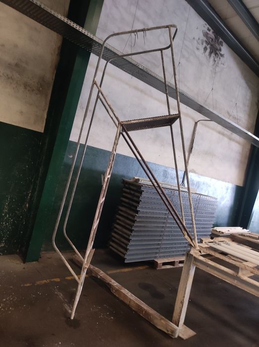 Escada tubular 2 metros de escada com patamar e corrimão