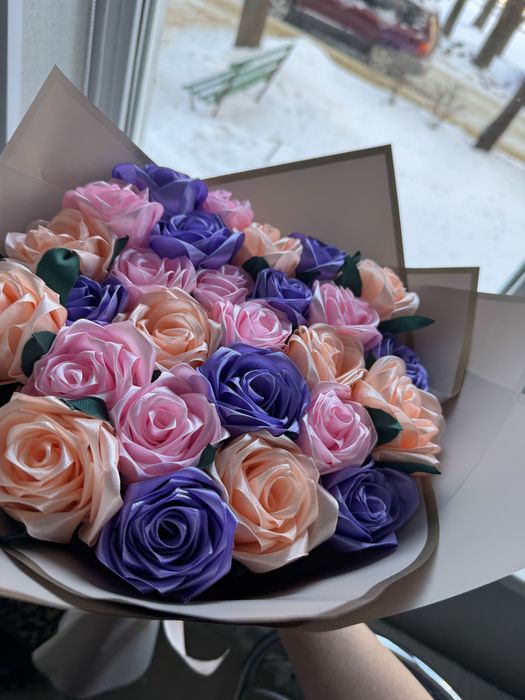 Букети з атласних троянд