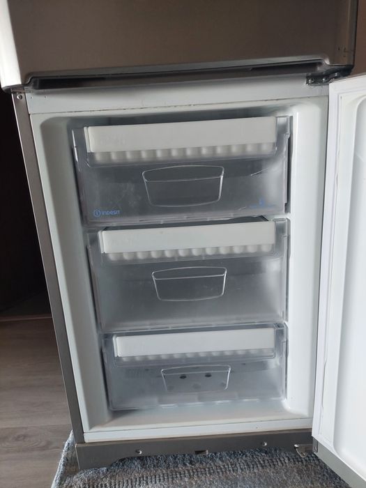 Frigorífico indesit parte de cima nao faz frio