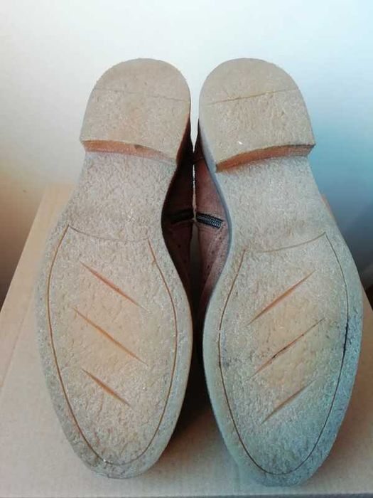 Botas castanhas com fecho