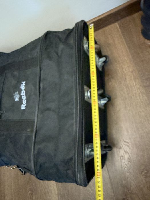 Torba Reebok na 6 kółkach z możliwością powiększania.