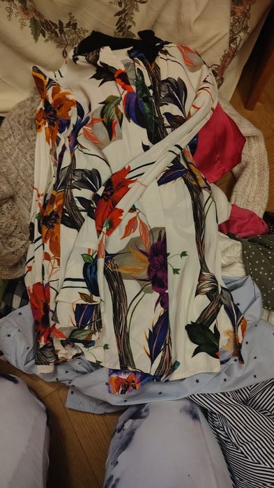 Одяг різний сорочки,блузи і т.д.