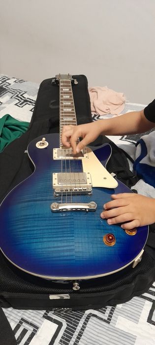 Guitarra, amplificador e mochila