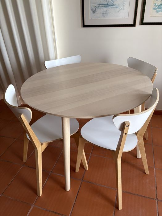 Mobília em excelente estado | Mesa, cadeiras, cómoda e mesas de cabeceira
