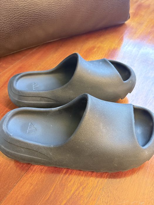 yeazy slides pretas