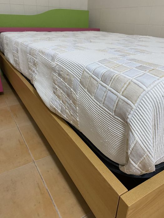 Conjunto de Quarto (cama, mesas cabeceira, secretária, estante)