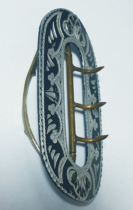 Rara antiga fivela Arte Nova em alumínio  e latão