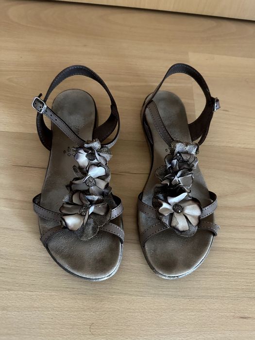 Sandálias Castanhas super giras Nº 38