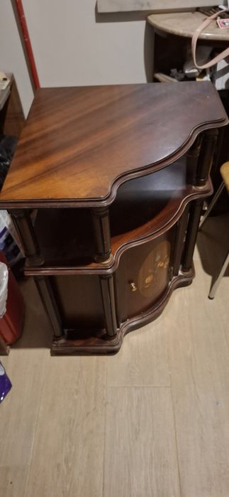 Móveis de apoio em madeira