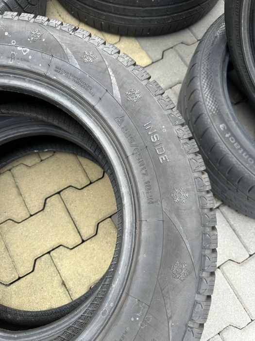 225/65/17 шини у гарному стані