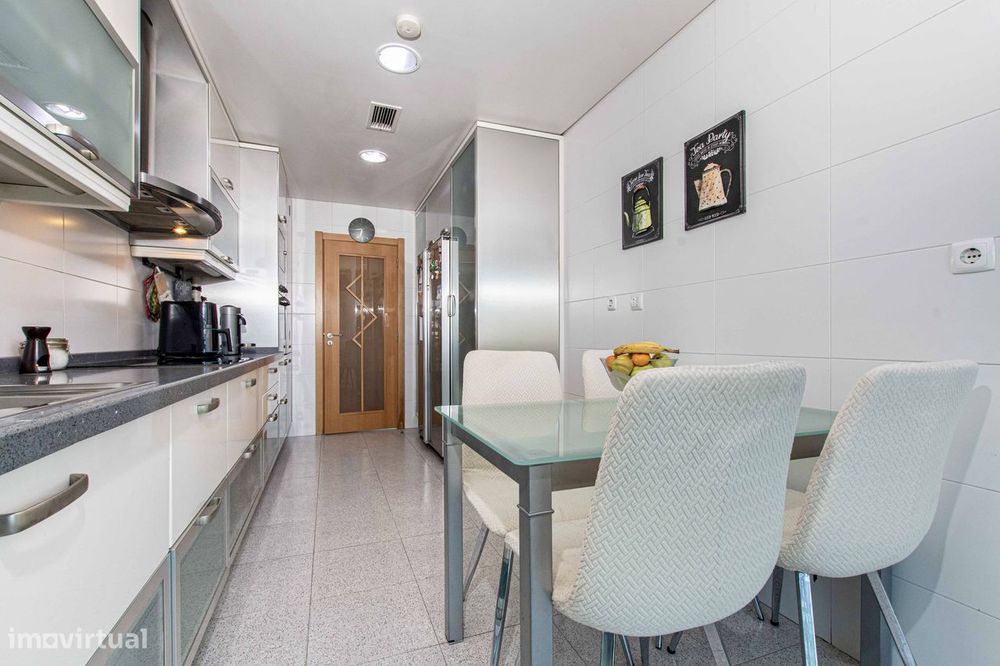 T3 com vista sobre o Jamor, box de 58 m² e condomínio com piscina