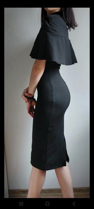 Czarna sukienka z falbaną Missguided