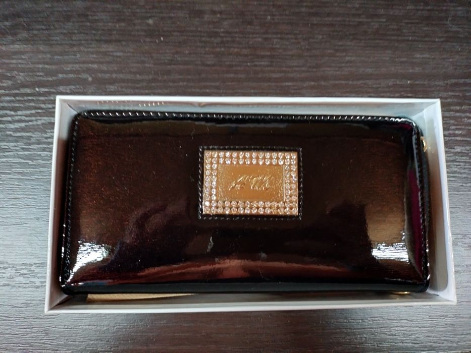 Skórzany elegancki portfel damski