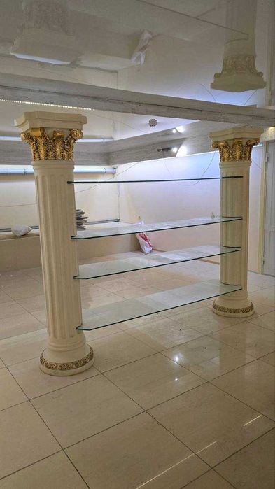 Вітрина з позолоченими колонами