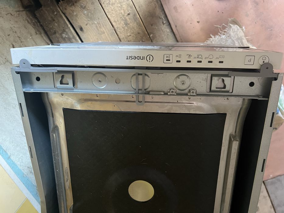 Посудомийна машина INDESIT