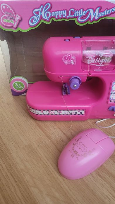 Швейна іграшкова машинка
