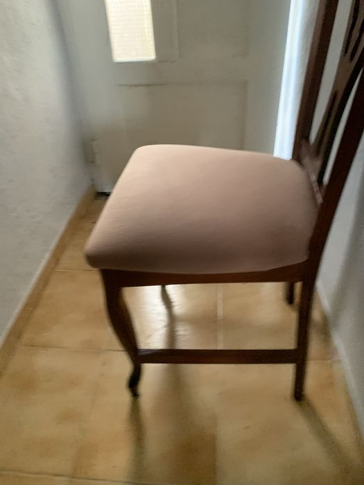 Cadeira com acento em veludo como nova