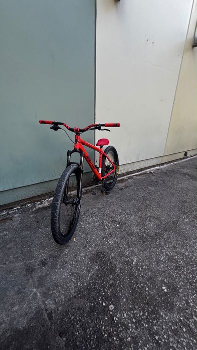 Berg com componentes Maxxis, RockShox e MT201