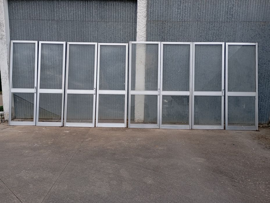 Portas em alumínio com vidros 8