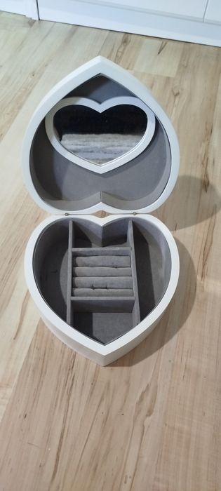 Drewniana biała szkatułka na biżuterię