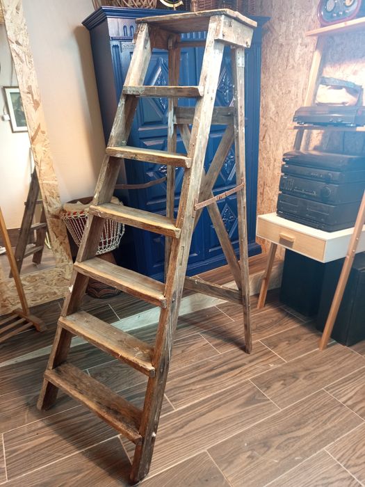 Escadote de madeira antigo