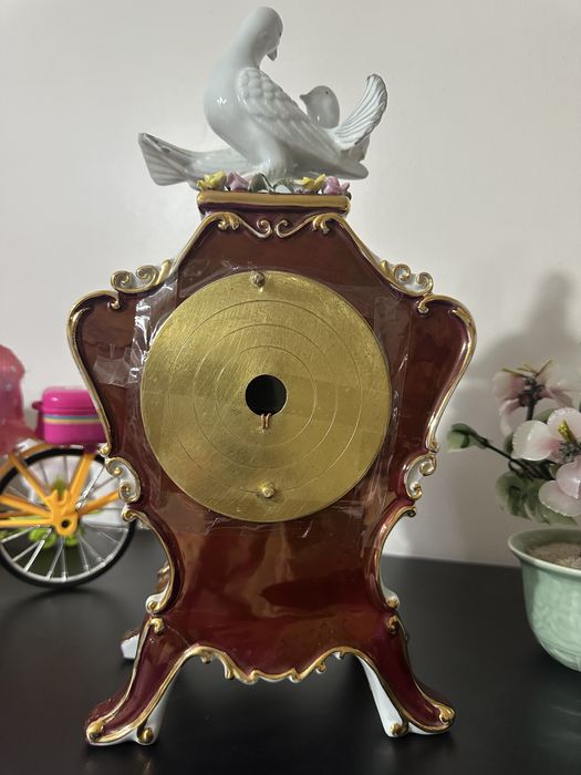Relógio decorativo de mesa em porcelana – estilo clássico