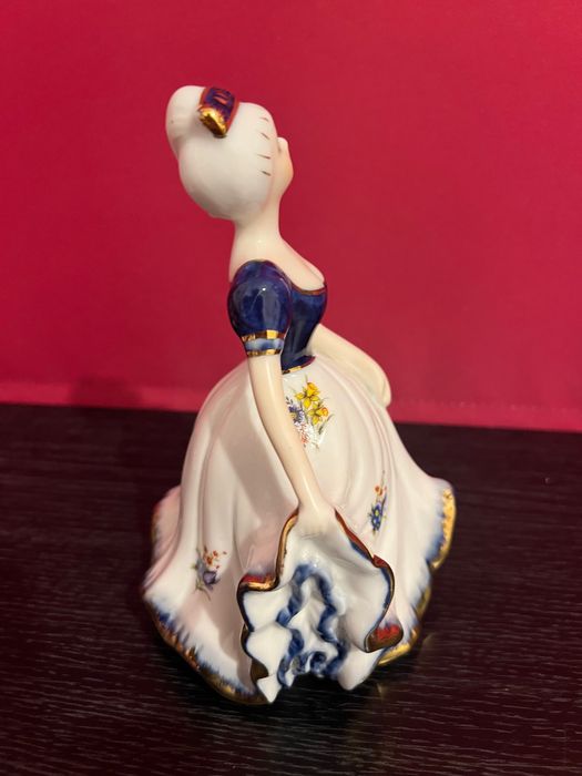 Статуетка дама….