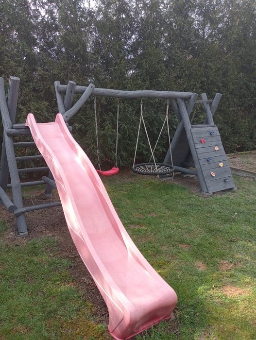 Drewniany plac zabaw dla dzieci zjeżdżalnia, huśtawki, ścianka
