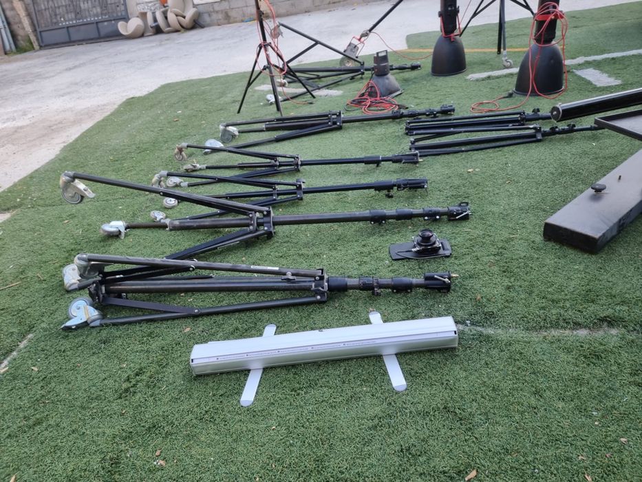 Lote de Equipamento Profissional de Fotografia e Vídeo – Tripés Industriais, Gruas e Iluminação Multiblitz