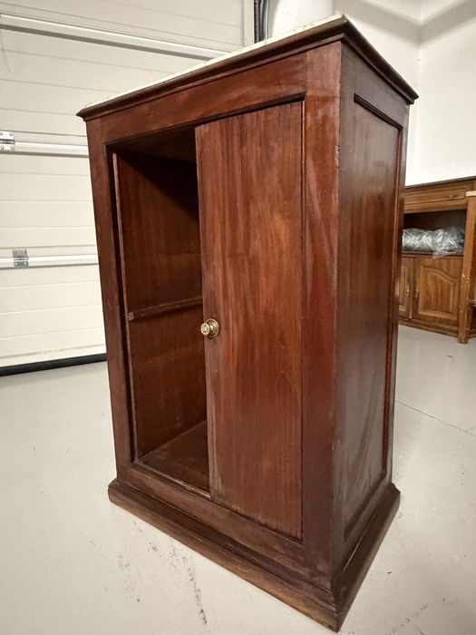 Móvel antigo em madeira com porta de correr