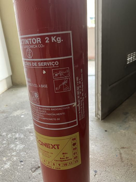 Extintor novo com suporte