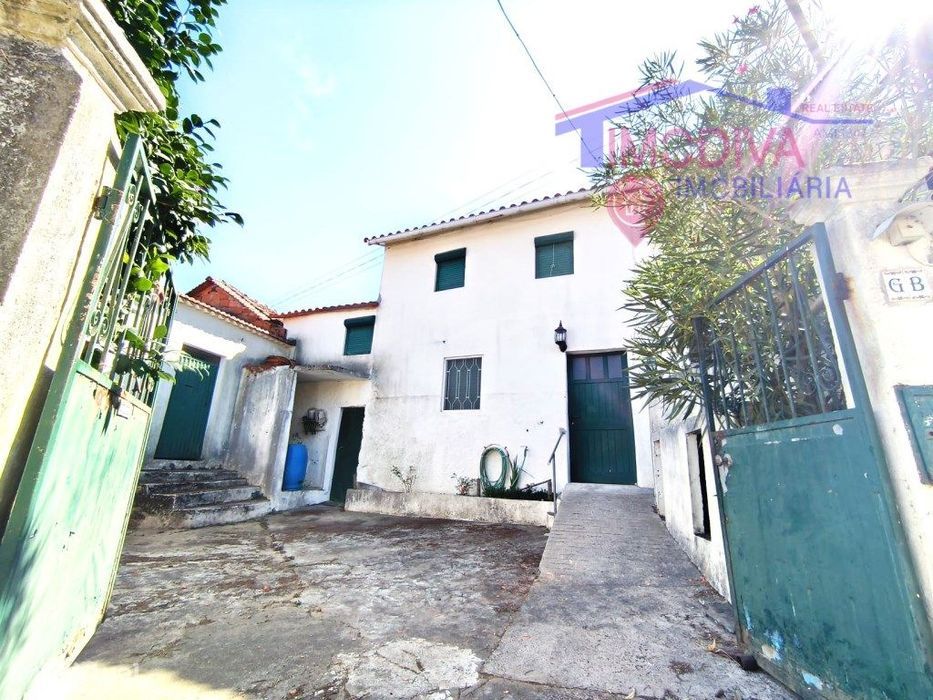 Moradia T2+1 habitável com casa de arrumos e terreno em Graça — Graça, Leiria