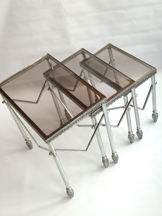 3 Mesinhas de apoio prateadas