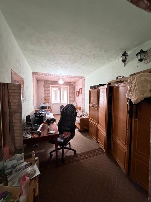 Продам двокімнатну квартиру .