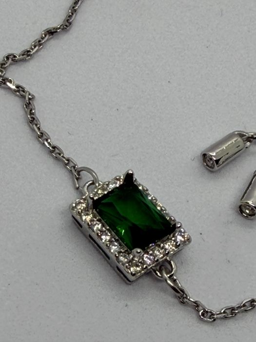 Bransoletka ściągana z zielonym oczkiem sygn Swarovski