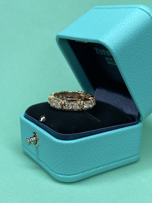 Каблучка з діамантами в стилі Tiffany.