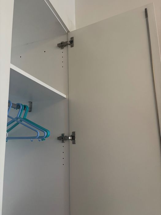 Portas de roupeiro em MDF pintado em branco