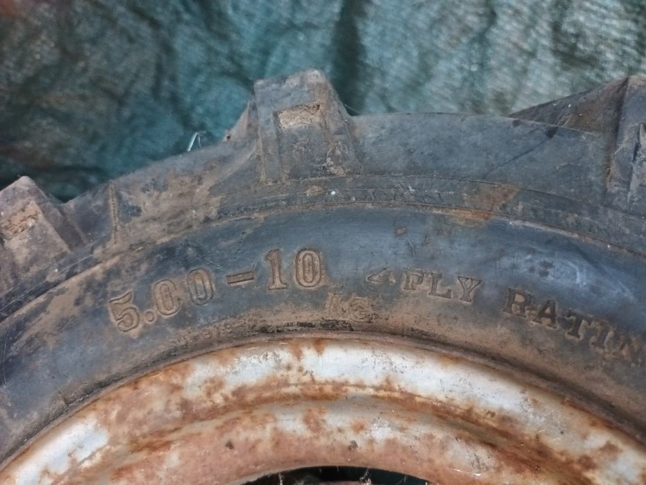 Várias alfaias e caixa de  transferências motoenxada